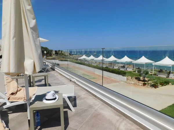 ホテル内の青い水プール プロタラス キプロス 2021年4月 — ストック写真