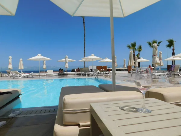 ホテル内の青い水プール プロタラス キプロス 2021年4月 — ストック写真