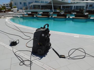 Yüzme havuzu temizleme ekipmanı. Havuzun bakımı ve bakımı.