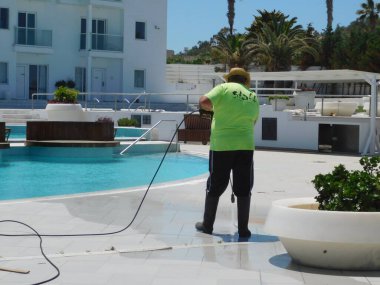 Havuz kasesinin yıkanması ve bakımı. Turizm sezonu için hazırlık. Arkaplan