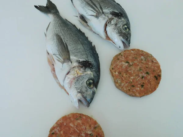 Dorado Fresco Mesa Listo Para Cocinar Una Alimentación Saludable Pescado —  Fotos de Stock