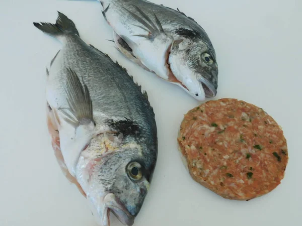 Dorado Fresco Sul Tavolo Pronto Cuocere Alimentazione Sana Pesce Fresco — Foto Stock