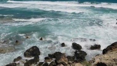 Kayalık sahilde dalgalar. İncir ağacı kumsalı. Protaras. Ayia Napa. Kıbrıs.