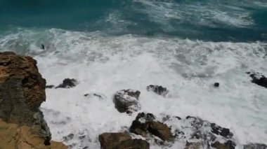 Kayalık sahilde dalgalar. İncir ağacı kumsalı. Protaras. Ayia Napa. Kıbrıs.