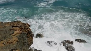 Kayalık sahilde dalgalar. İncir ağacı kumsalı. Protaras. Ayia Napa. Kıbrıs.
