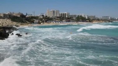 Kayalık sahilde dalgalar. İncir ağacı kumsalı. Protaras. Ayia Napa. Kıbrıs.