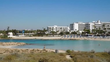 Kıbrıs Rum Kesimi 'nin Aiya Napa kentindeki gök mavisi bir su manzarası ve Nissi plajı