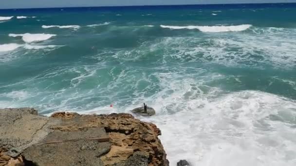 Vlny Skalnatém Pobřeží Fíková Pláž Protaras Ayia Napa Kypr — Stock video
