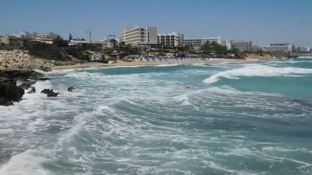 Onde Sulla Costa Rocciosa Spiaggia Fichi Protaras Ayia Napa Cipro — Video Stock