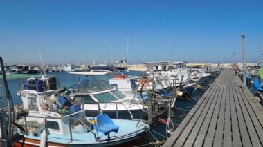 Kıbrıs Rum Kesimi 'nin Larnaca limanında yatlar ve balıkçı tekneleri.