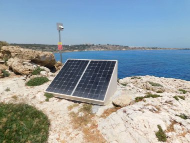Sahildeki güneş paneli. Ayia Napa. Kıbrıs