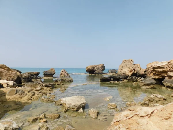 Baía Rochosa Mar Com Água Clara Belas Rochas Paralimni Protaras — Fotografia de Stock