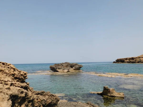 Zee Rotsachtige Baai Met Helder Water Prachtige Rotsen Paralimni Protara — Stockfoto
