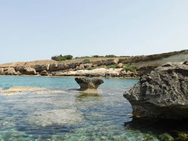有清澈的海水和美丽的岩石的海洋岩石湾 狗仔队Protaras Ayia Napa 塞浦路斯 — 图库照片