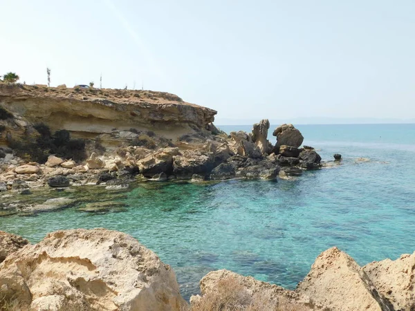 Морской Скалистый Залив Чистой Водой Красивыми Скалами Паралимни Протарас Айя — стоковое фото