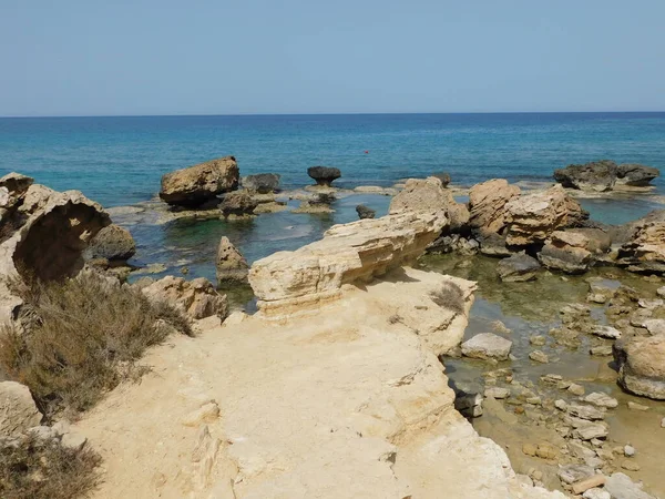 Zee Rotsachtige Baai Met Helder Water Prachtige Rotsen Paralimni Protara — Stockfoto