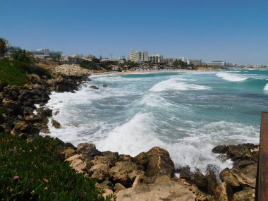 Kayalık sahilde dalgalar. İncir ağacı kumsalı. Protaras. Ayia Napa. Kıbrıs