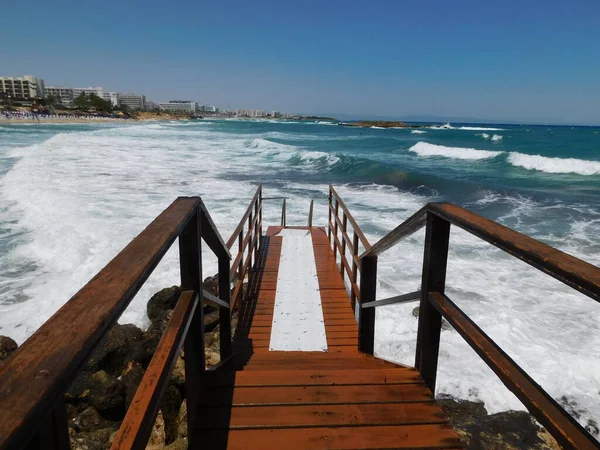 Vlny Skalnatém Pobřeží Fíková Pláž Protaras Ayia Napa Kypr — Stock fotografie