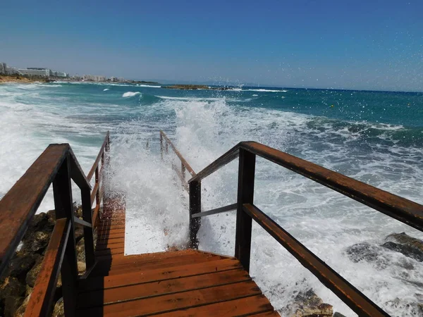 Vlny Skalnatém Pobřeží Fíková Pláž Protaras Ayia Napa Kypr — Stock fotografie