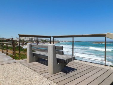 Seddin üzerinde taş bir bank. Protaras. Ayia Napa. Kıbrıs