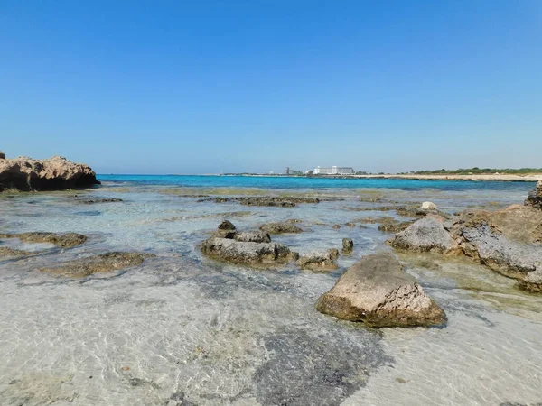 Heldere Zeewater Textuur Bovenaanzicht Van Rotsachtige Bodem Transparante Tropische Oceaan — Stockfoto