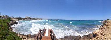 Berrak suları ve güzel kayaları olan deniz kayalıkları. Paralimni. Protaras. Ayia Napa. Kıbrıs.