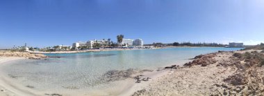 Berrak suları ve güzel kayaları olan deniz kayalıkları. Paralimni. Protaras. Ayia Napa. Kıbrıs.