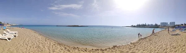 Mar Bahía Rocosa Con Agua Clara Hermosas Rocas Paralimni Protaras —  Fotos de Stock