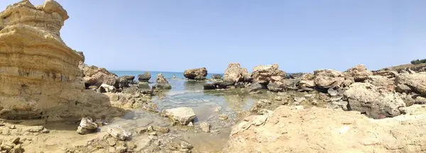 Zee Rotsachtige Baai Met Helder Water Prachtige Rotsen Paralimni Protara — Stockfoto