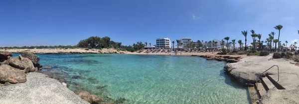 Mar Bahía Rocosa Con Agua Clara Hermosas Rocas Paralimni Protaras —  Fotos de Stock