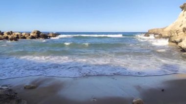 Berrak suları ve güzel kayaları olan deniz kayalıkları. Paralimni. Protaras. Ayia Napa. Kıbrıs
