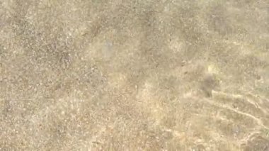 Deniz altı dokusu, sığ sularda sarı kum dalgaları..