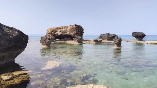 Mare baia rocciosa con acqua limpida e belle rocce. Paralimni. Protaras. Ayia Napa. Cipro — Video Stock