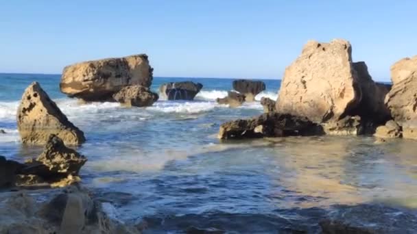 맑은 물 과아름다운 바위가 있는 바 다 바위 만. 파르알림니. 프로타 라스. 아이아 나파. 키프로스 — 비디오