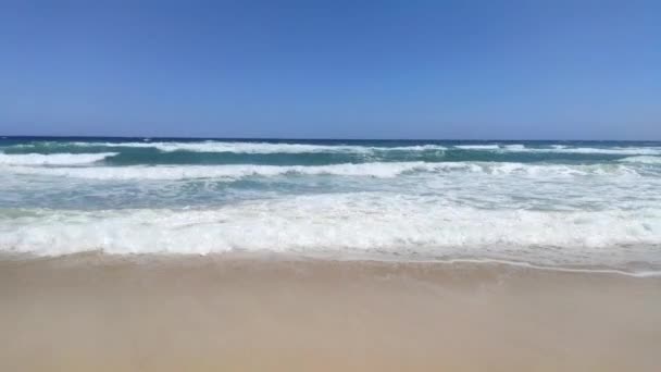 Vlny na písečném pobřeží. fíková pláž. Protaras. Ayia Napa. Kypr. — Stock video