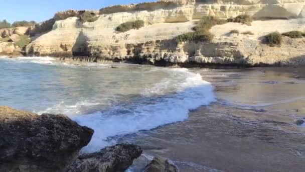Mar bahía rocosa con agua clara y hermosas rocas. Paralimni. Protaras. Ayia Napa. Chipre — Vídeo de stock