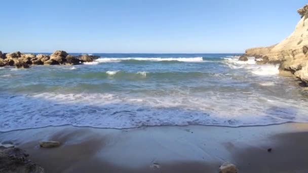 Mar bahía rocosa con agua clara y hermosas rocas. Paralimni. Protaras. Ayia Napa. Chipre — Vídeo de stock