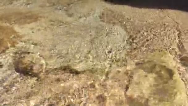 Textura do fundo do mar, ondas de areia amarelas em águas rasas. — Vídeo de Stock