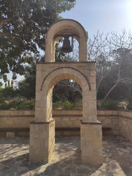 Невелика Церква Дзвіниця Оточені Оливковими Деревами Центрі Протарасу Кіпр — стокове фото