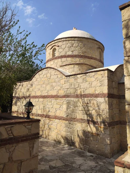 Protaras Kıbrıs Merkezinde Zeytin Ağaçlarıyla Çevrili Küçük Bir Kilise Çan — Stok fotoğraf