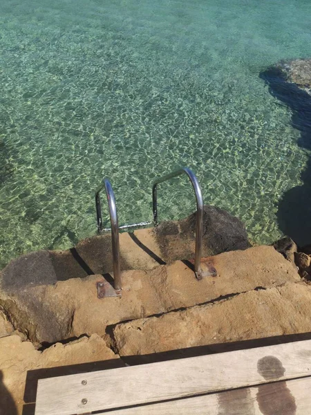 晴れた暖かい日に金属製の階段が澄んだ海に降ります プロタラス キプロス — ストック写真