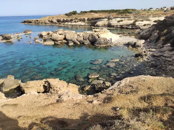 有清澈的海水和美丽的岩石的海洋岩石湾 狗仔队Protaras Ayia Napa 塞浦路斯 — 图库照片
