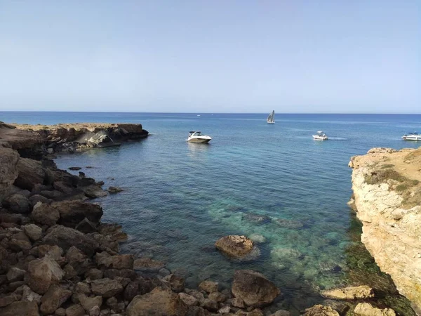 Mar Bahía Rocosa Con Agua Clara Hermosas Rocas Paralimni Protaras —  Fotos de Stock