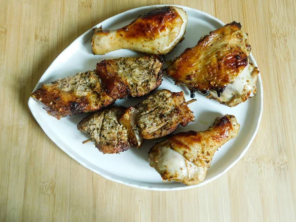 Pollo Alla Griglia Carne Maiale Barbecue Una Tavola Legno — Foto Stock