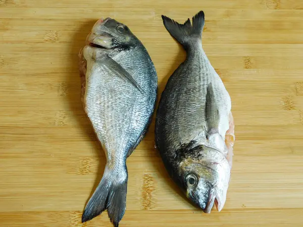 Dos Dorados Frescos Listos Para Cocinar Sobre Una Mesa Madera —  Fotos de Stock