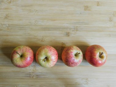 Ahşap arka planda organik taze elmalar. Tarım konsepti temalı taze elmalar doğada