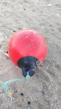 Kırmızı şamandıra kıyıda duruyor ve halat kopmuş. Ayia Napa. Kıbrıs.