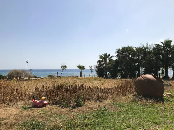 孩子们的玩具车 停在割草场上的干草地上 Protaras Ayia Napa 塞浦路斯 — 图库照片
