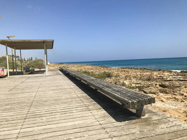 在蓝天的映衬下通向大海的木径 Protaras 塞浦路斯 2021年4月 — 图库照片