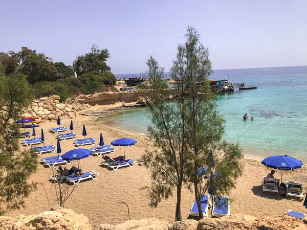 塞浦路斯岛 塞浦路斯多岩的海岸线 地中海沿岸 海上旅行 蓝海蓝天地中海沿岸的白色石头 在水边休息的地方 — 图库照片